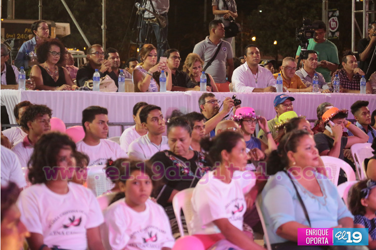 Candidatas a Reina del Carnaval desfilan en traje de fantas&iacute;a